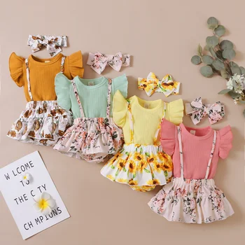 Комплект дрехи от трите теми за малките момичета, ръкав-пеперуда, през цялата отвор на вратата, обикновена блузи, панталони подтяжках и прическа, лято 2021 г. Изображение